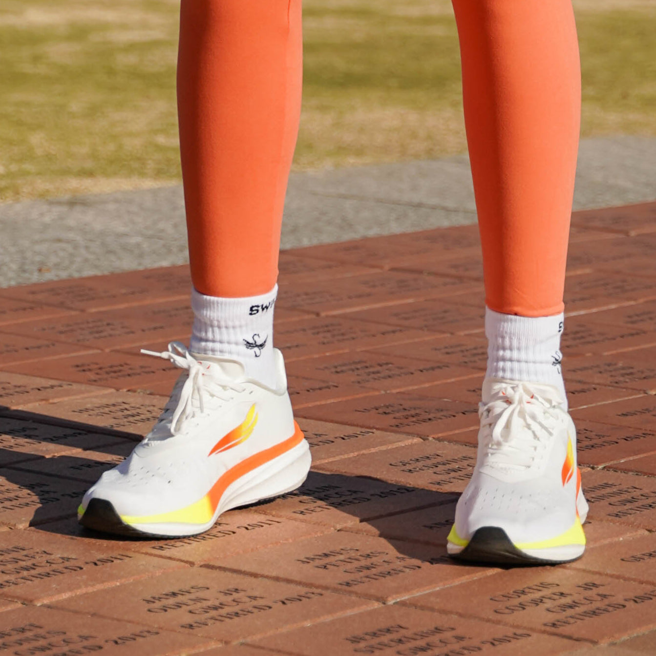 APUS Women | White