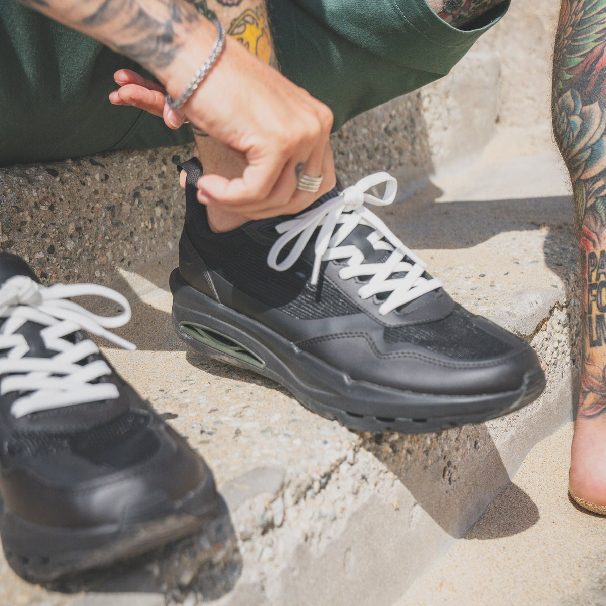 The FRQNT Flyers | Goth Black