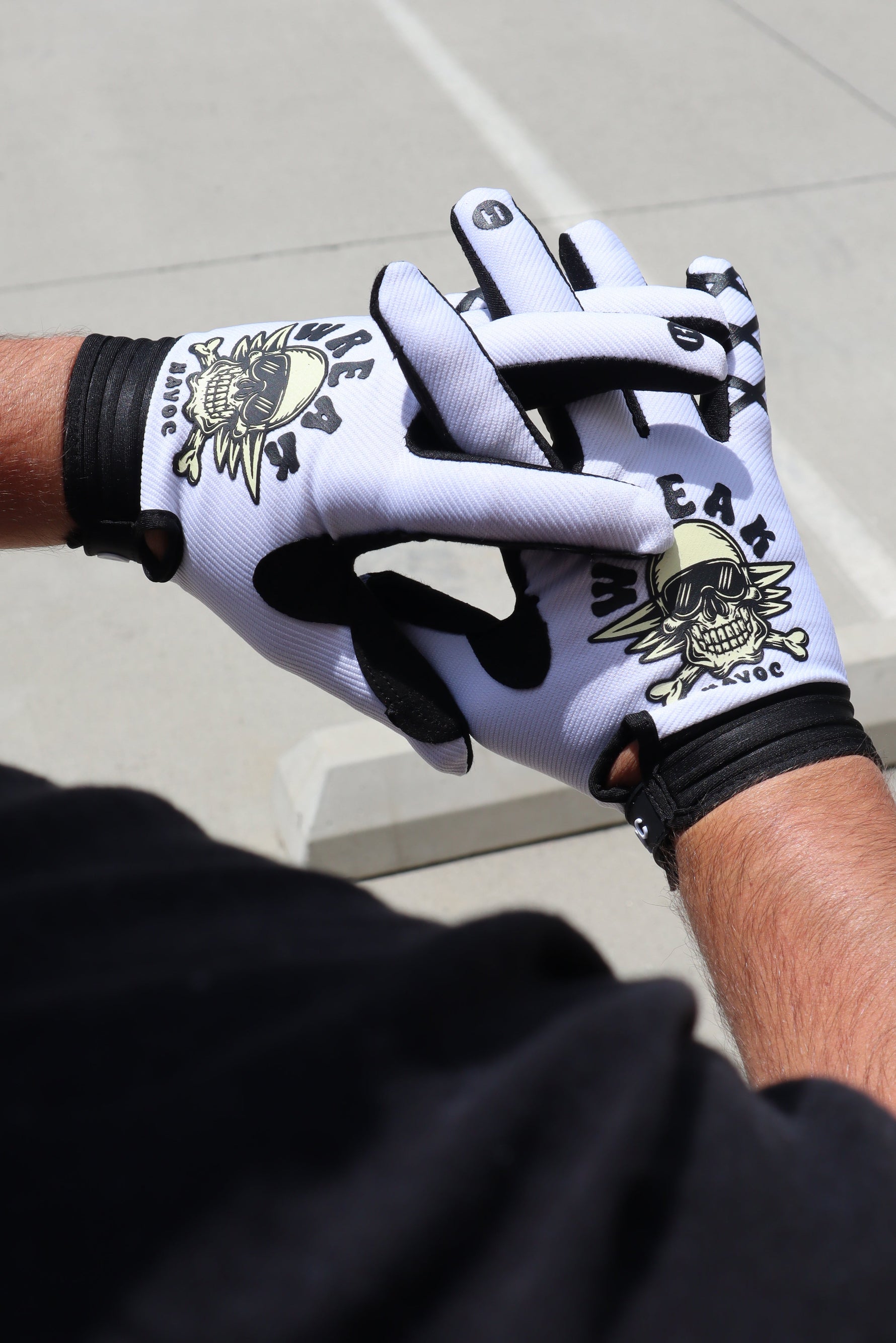 Skull and Crossbones Off-Road Gloves