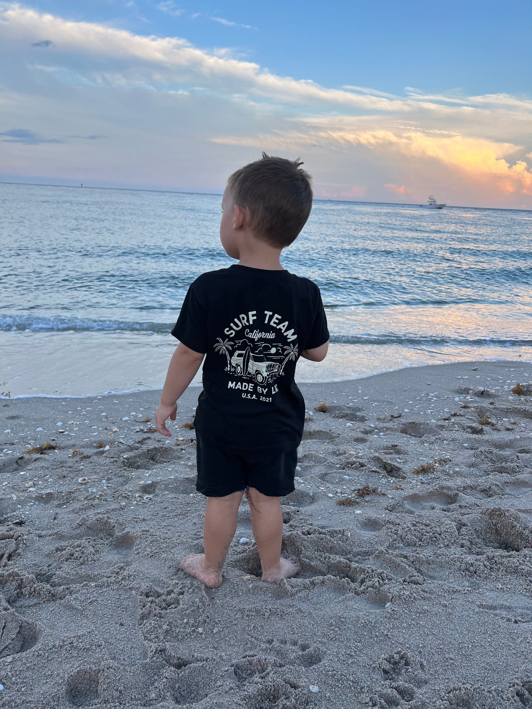 THE SURF TEAM TEE | BLACK
