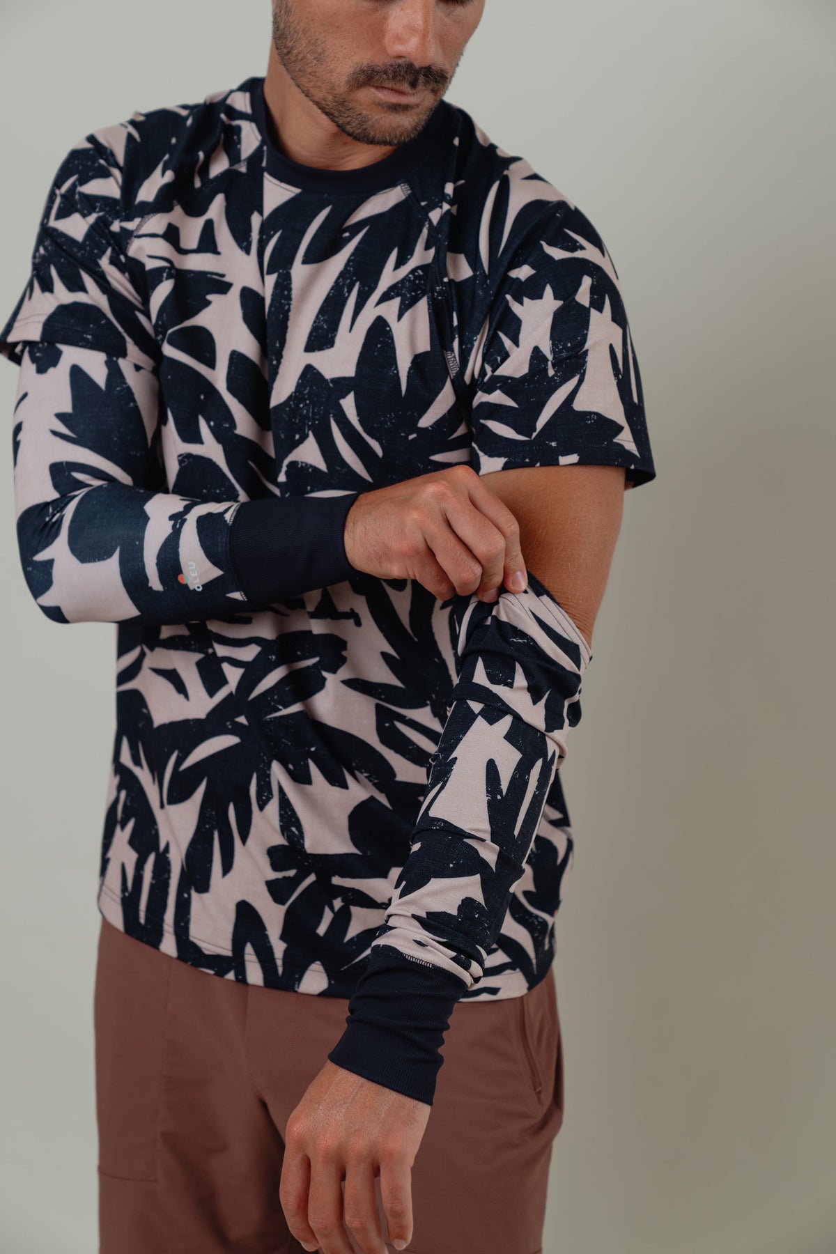 OLEU SUNSPORT™ UV ARM SLEEVES | CARVINGS SANDSTONE