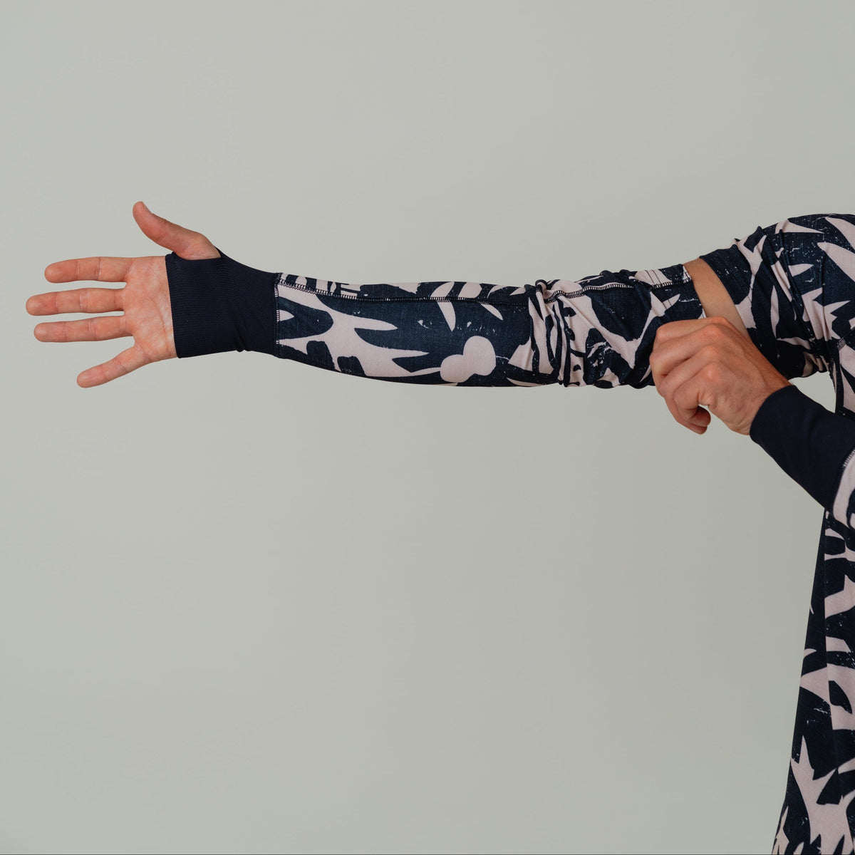 OLEU SUNSPORT™ UV ARM SLEEVES | CARVINGS SANDSTONE