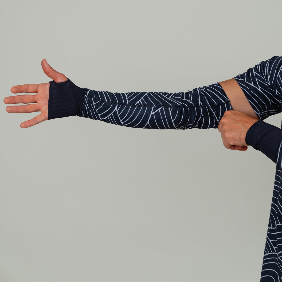 OLEU SUNSPORT™ UV ARM SLEEVES | STORM CARBON