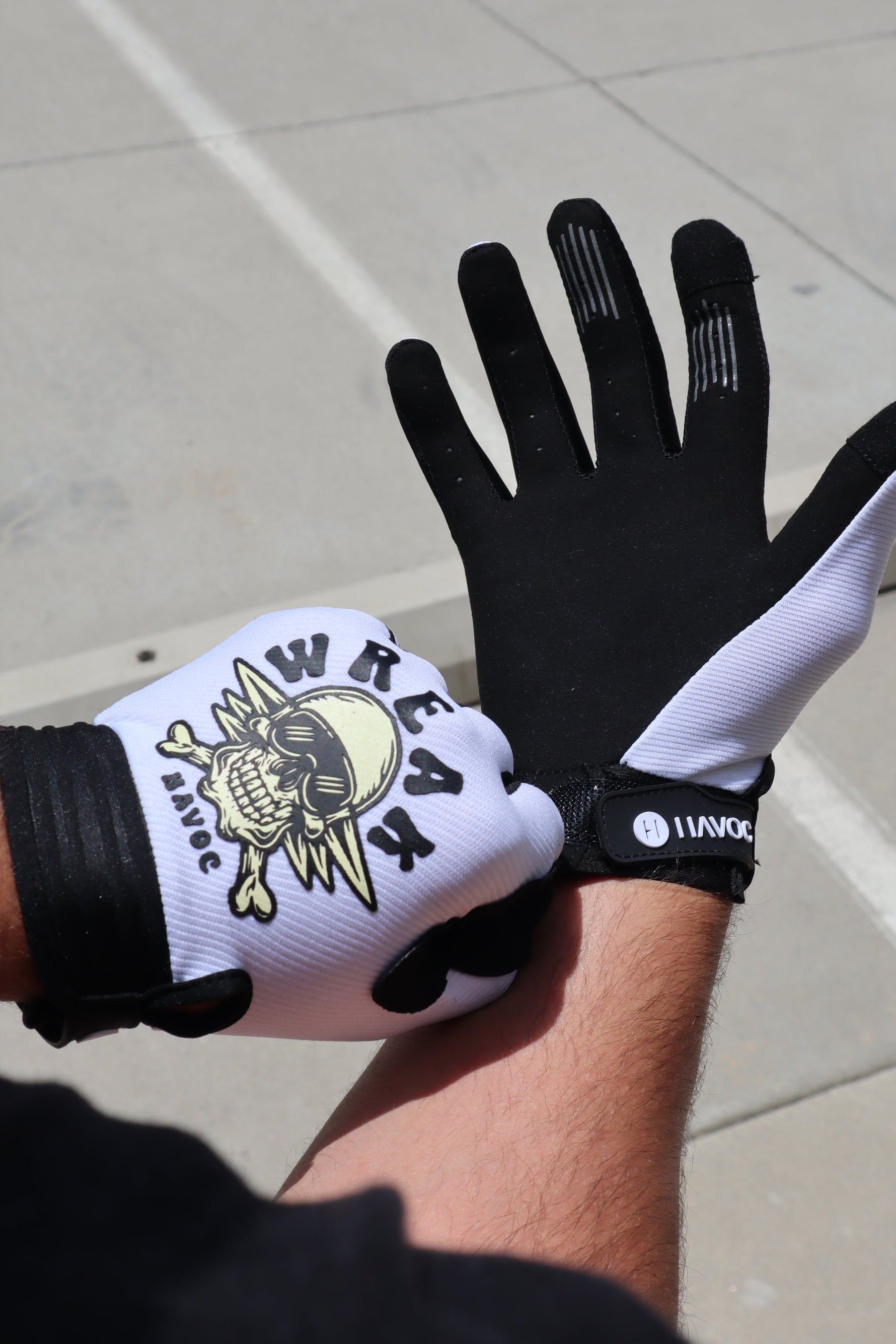 Skull and Crossbones Off-Road Gloves